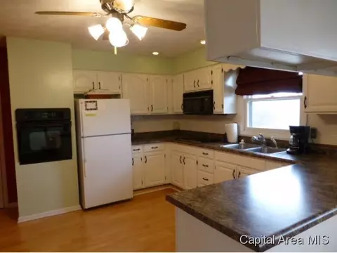 401 Rainbow Dr, Athens, IL 62613 photo 2