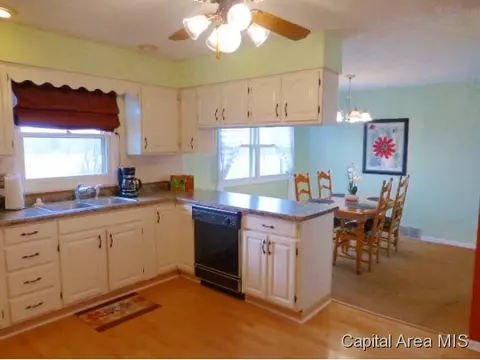 401 Rainbow Dr, Athens, IL 62613 photo 3