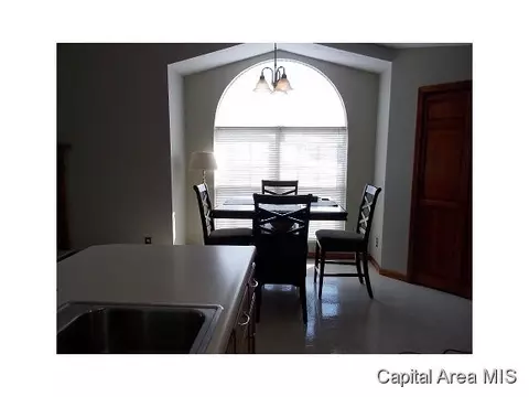 133 Genoa Dr, Springfield, IL 62703 photo 2