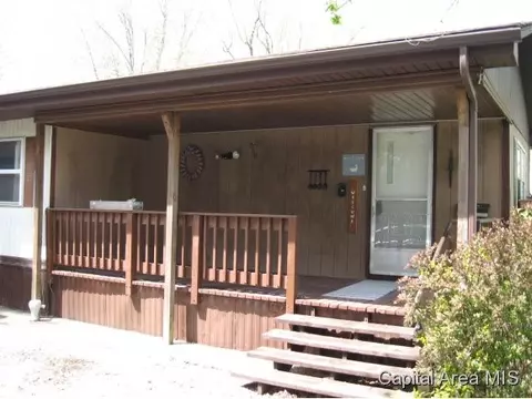 819 Madison St, Girard, IL 62640 photo 2