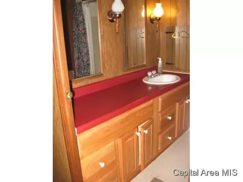 819 Madison St, Girard, IL 62640 photo 10