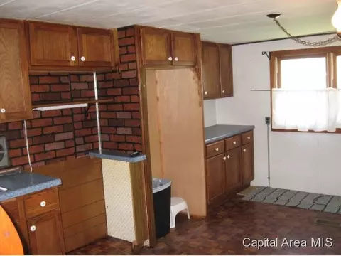 819 Madison St, Girard, IL 62640 photo 4