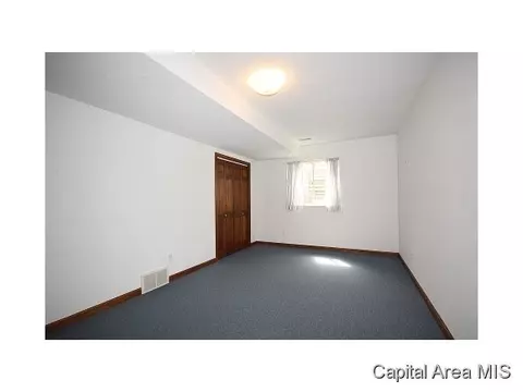 2420 Shabbona Dr, Springfield, IL 62702 photo 10