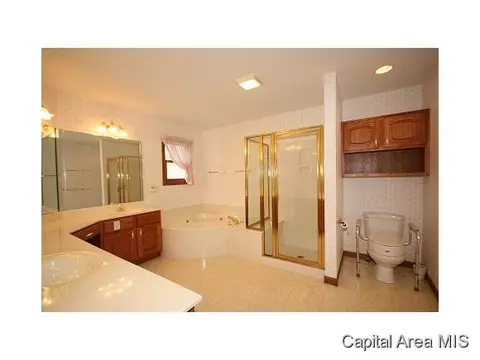 2420 Shabbona Dr, Springfield, IL 62702 photo 14