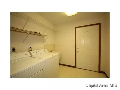 2420 Shabbona Dr, Springfield, IL 62702 photo 18