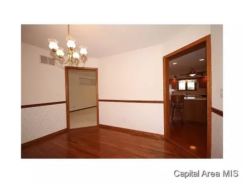 2420 Shabbona Dr, Springfield, IL 62702 photo 5
