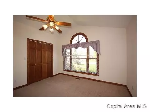 2420 Shabbona Dr, Springfield, IL 62702 photo 9