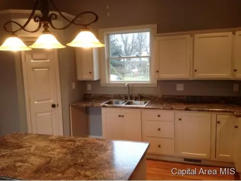 301 E Mohawk, Morrisonville, IL 62546 photo 5
