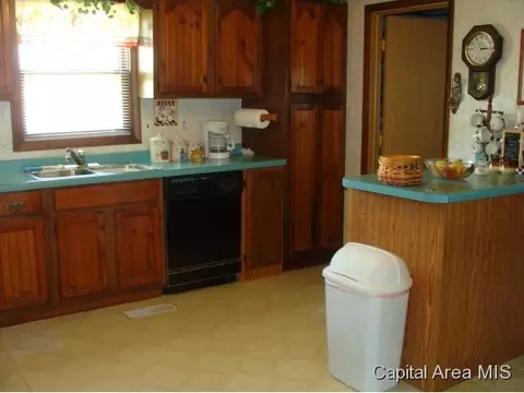 316 E Main St, Thayer, IL 62689 photo 7