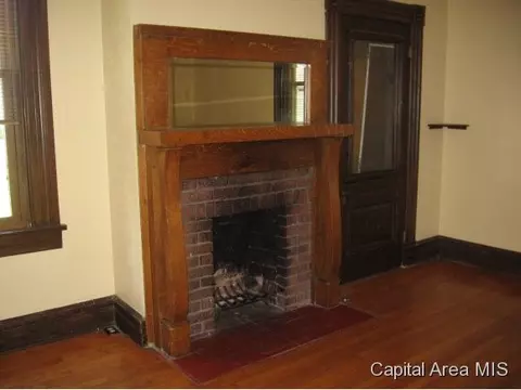 1031 N 6th St, Springfield, IL 62702 photo 2