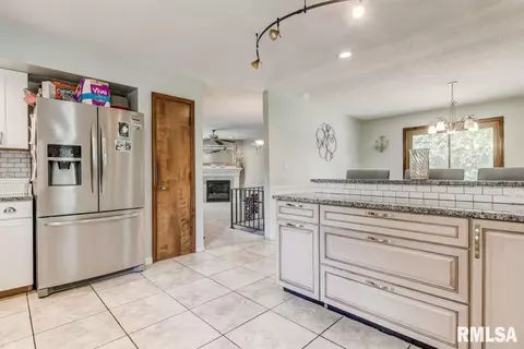 353 Blane Ct, Dawson, IL 62520 photo 7
