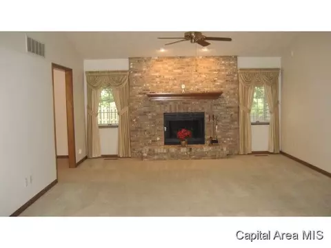 1909 Strawberry Ln, Springfield, IL 62707 photo 2