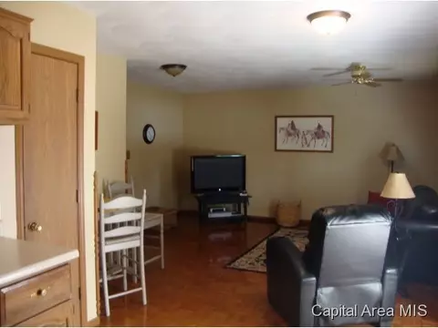 413 S State, Greenview, IL 62642 photo 6