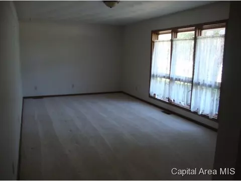 413 S State, Greenview, IL 62642 photo 11