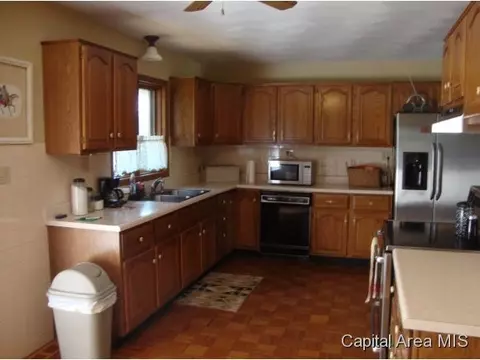 413 S State, Greenview, IL 62642 photo 4