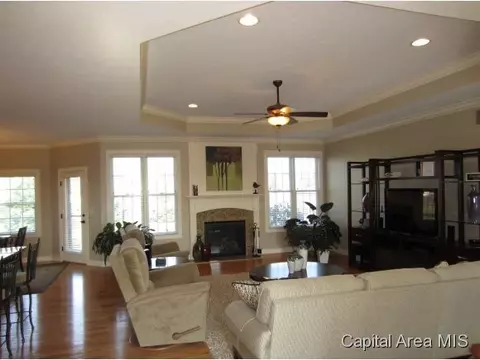 1409 Lake Pointe Ct, Springfield, IL 62712 photo 2