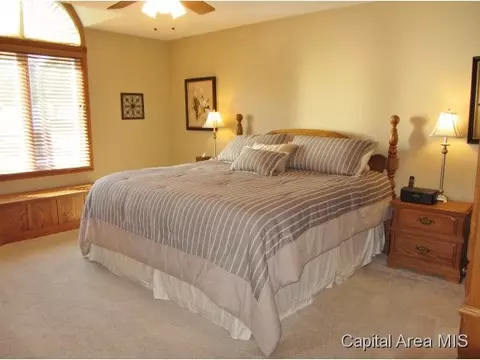 2525 Chapel Hl, Springfield, IL 62702 photo 3