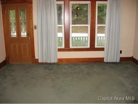 709 E Madison St, Riverton, IL 62561 photo 2
