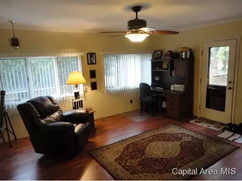 137 S State St, Greenview, IL 62642 photo 8