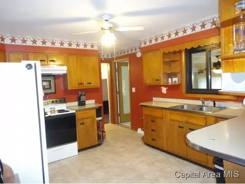 137 S State St, Greenview, IL 62642 photo 3