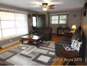 137 S State St, Greenview, IL 62642 photo 2