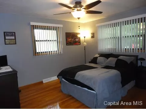 137 S State St, Greenview, IL 62642 photo 6