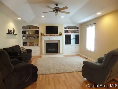 605 S Oak Grove Dr, Athens, IL 62613 photo 3