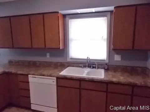 517 W Wright St, Virden, IL 62690 photo 3