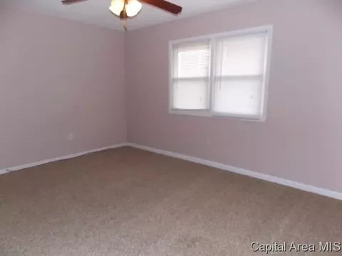517 W Wright St, Virden, IL 62690 photo 15