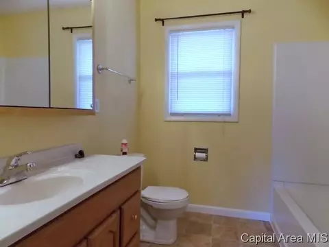 517 W Wright St, Virden, IL 62690 photo 12