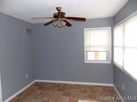 517 W Wright St, Virden, IL 62690 photo 10