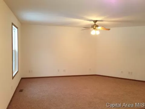 607 E Spaulding St, Riverton, IL 62561 photo 2