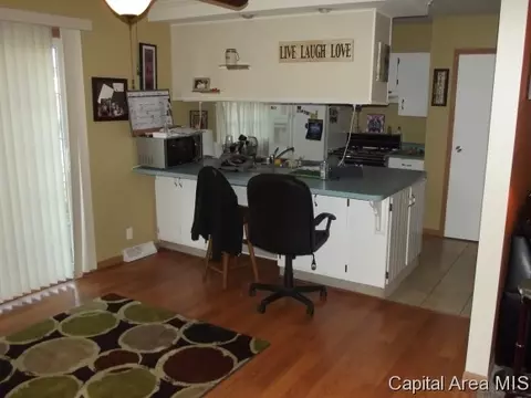 701 Dove, Athens, IL 62613 photo 3