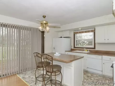 4 Carlsbad Ct, Springfield, IL 62712 photo 2