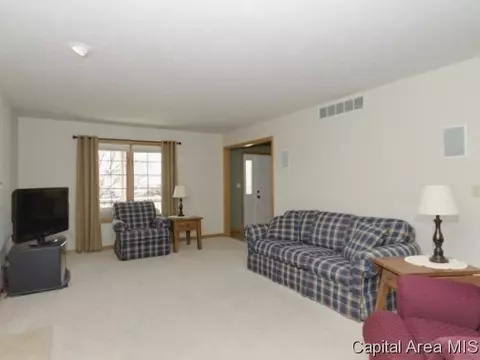 17 Spring, Riverton, IL 62561 photo 3