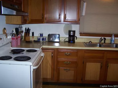 321 E Jackson, Virginia, IL 62691 photo 6