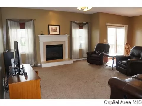 112 Resina Dr, Springfield, IL 62703 photo 2