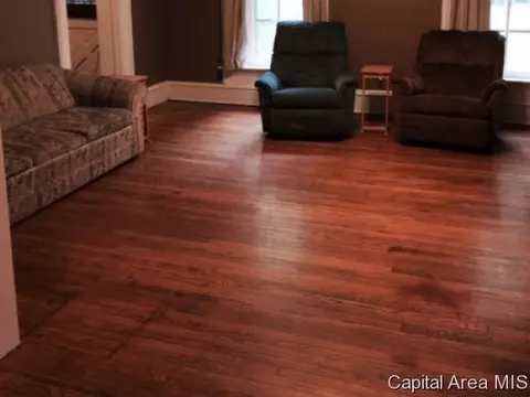 329 E Tanner St, Waverly, IL 62692 photo 3