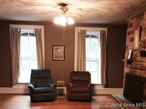 329 E Tanner St, Waverly, IL 62692 photo 2