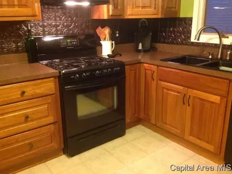 2130 Warwick Dr, Springfield, IL 62704 photo 2