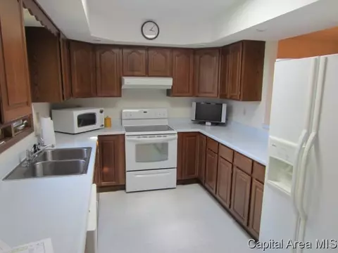 3015 Cameron, Springfield, IL 62704 photo 2