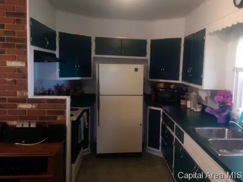 129 E Stoddard, Virden, IL 62690 photo 7