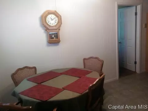 129 E Stoddard, Virden, IL 62690 photo 10