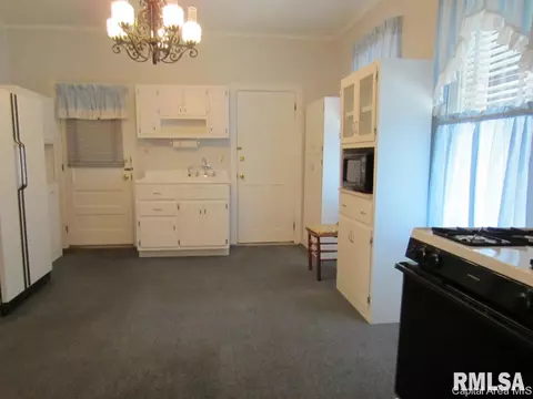 916 E Black Ave, Springfield, IL 62702 photo 4