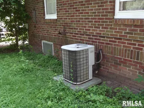 219 N Douglas, Springfield, IL 62702 photo 11