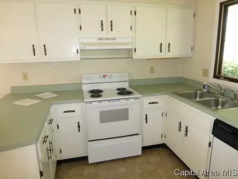2 Brookside Pl, Springfield, IL 62704 photo 5