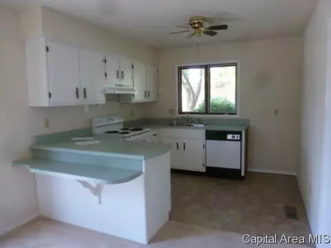 2 Brookside Pl, Springfield, IL 62704 photo 4
