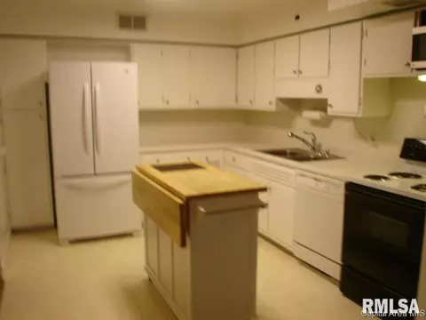 2408 S Walnut St, Springfield, IL 62704 photo 3
