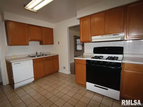 1965 E Hood St, Springfield, IL 62703 photo 4