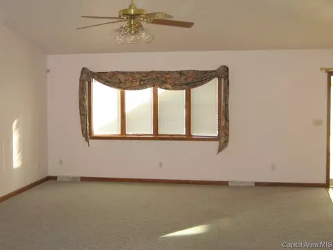 2304 Mascouten Dr, Springfield, IL 62702 photo 4